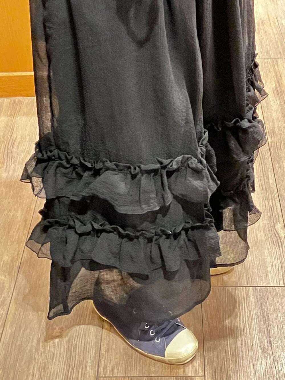 ブルー系のTシャツ/カットソー、ブラック系のその他パンツ、グレー系のベストを着用したレディースの夏コーディネートの3枚目の写真