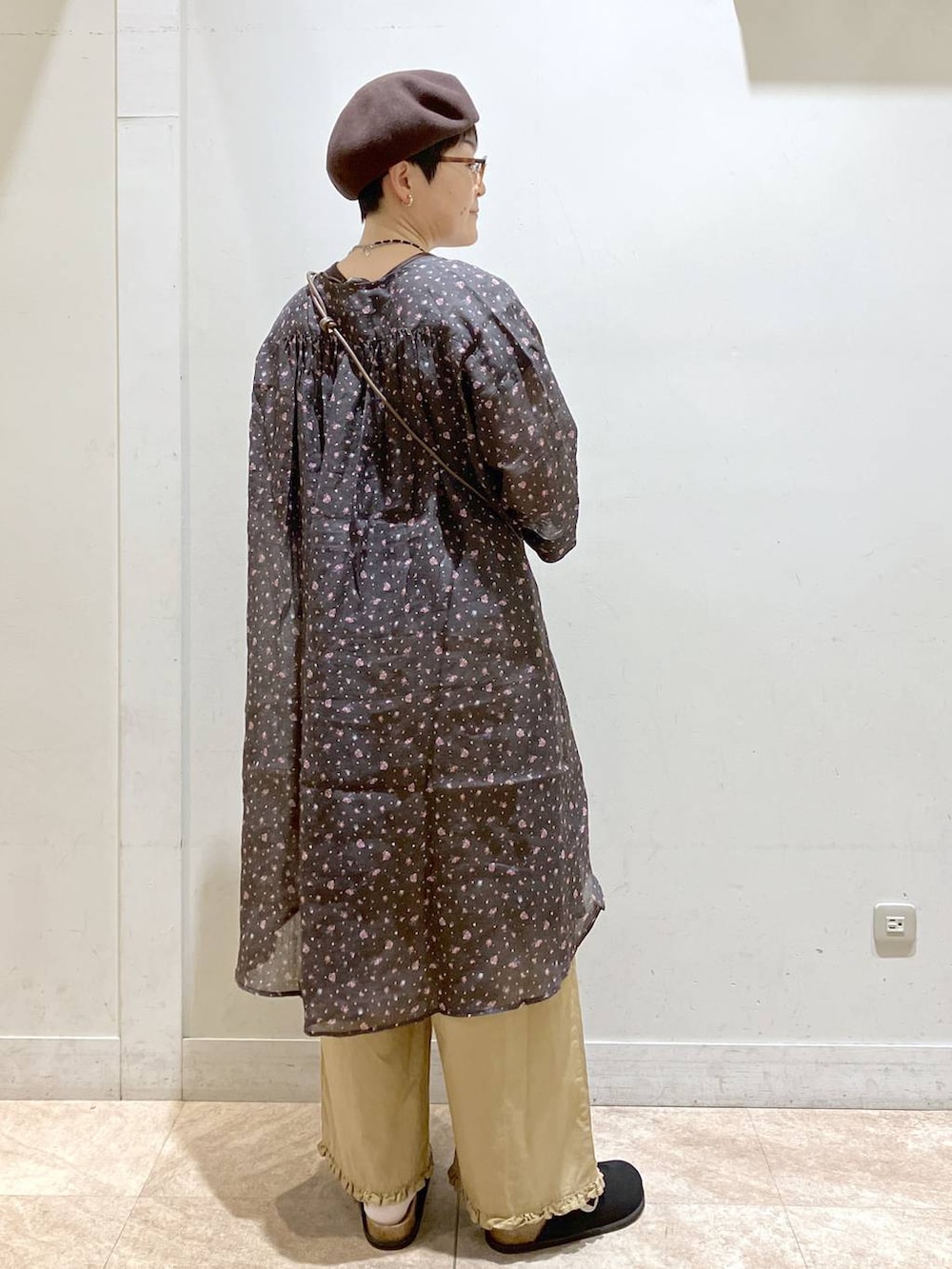 ベージュ系のその他パンツ、ブラウン系のワンピース、その他のネックレスを着用したレディースの夏コーディネートの3枚目の写真
