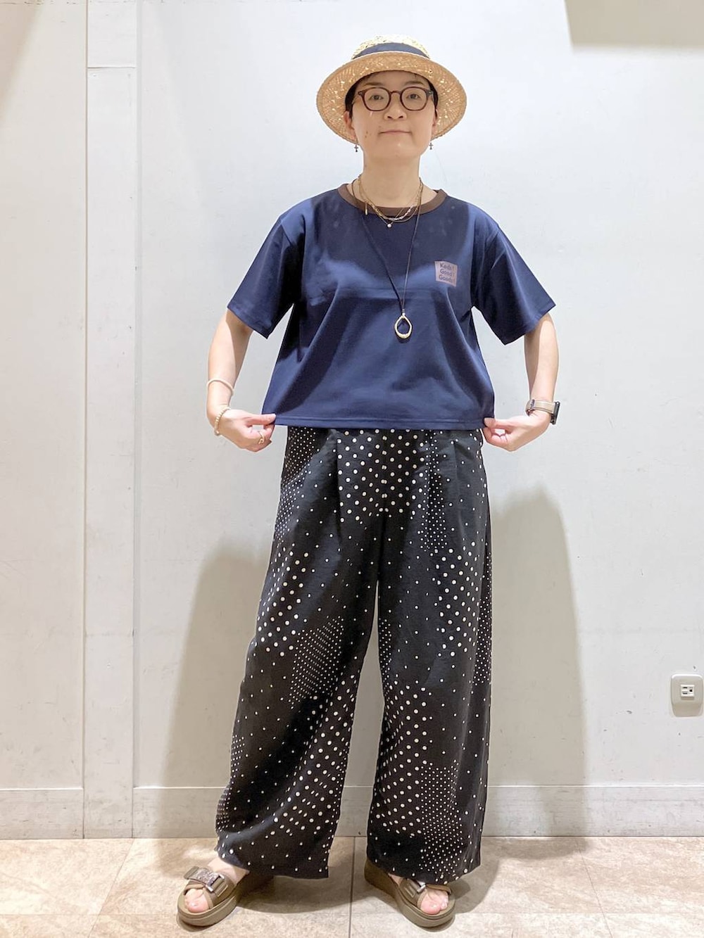 ブルー系のTシャツ/カットソー、その他のサンダル、ブラック系のその他パンツを着用したレディースの夏コーディネートの2枚目の写真