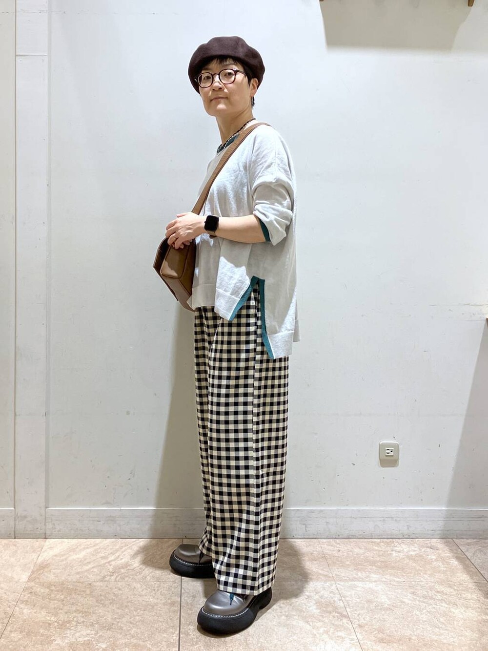 その他のその他シューズ、ブラウン系のショルダーバッグ、グレー系のニット/セーターを着用したレディースの秋コーディネートの4枚目の写真