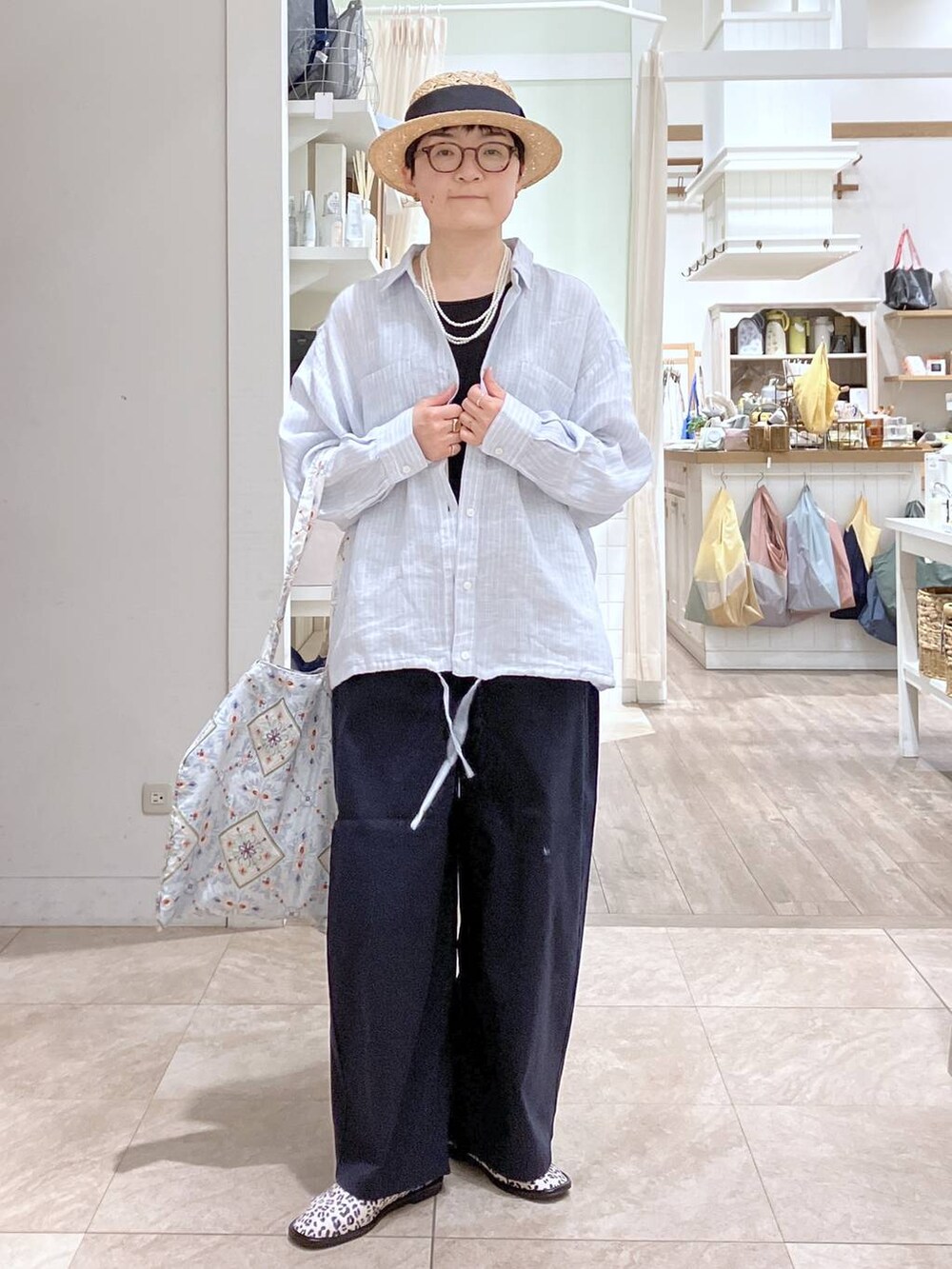 ホワイト系のパンプス、その他のイヤリング、ホワイト系のネックレスを着用したレディースの春コーディネートの4枚目の写真