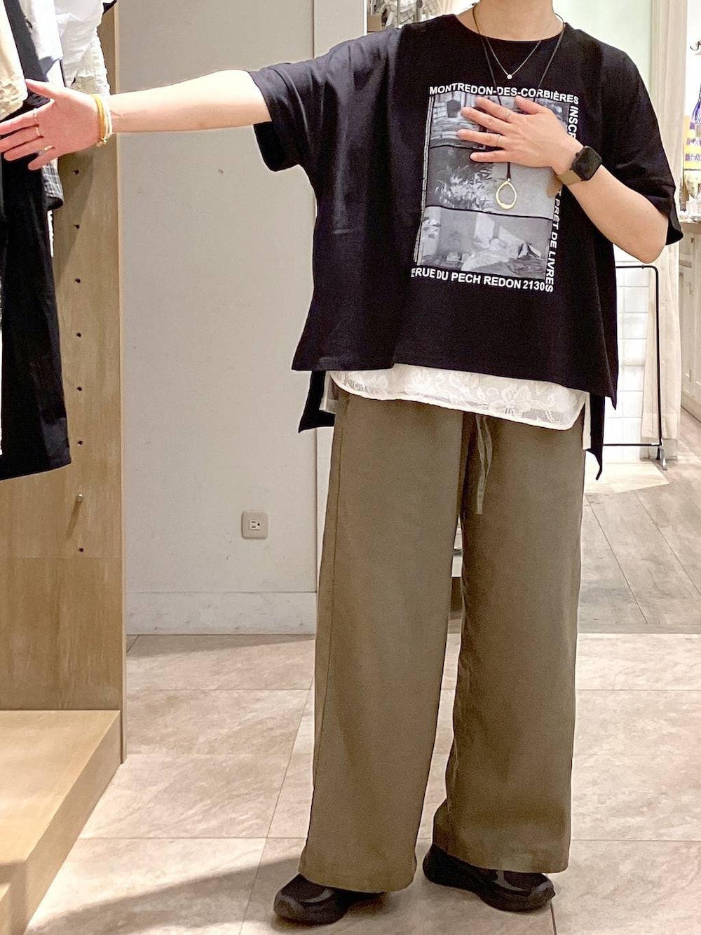 グリーン系のその他パンツ、ブラック系のTシャツ/カットソー、その他のネックレスを着用したレディースの夏コーディネートの5枚目の写真