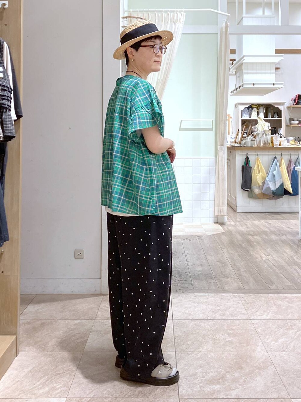 ベージュ系のサンダル、その他のその他パンツ、グリーン系のシャツ/ブラウスを着用したレディースの夏コーディネートの4枚目の写真