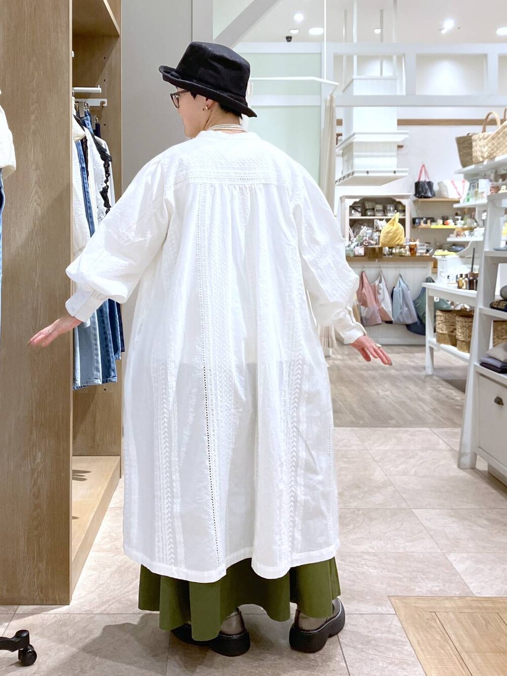 その他のその他シューズ、その他のTシャツ/カットソー、その他のイヤリングを着用したレディースの春コーディネートの5枚目の写真