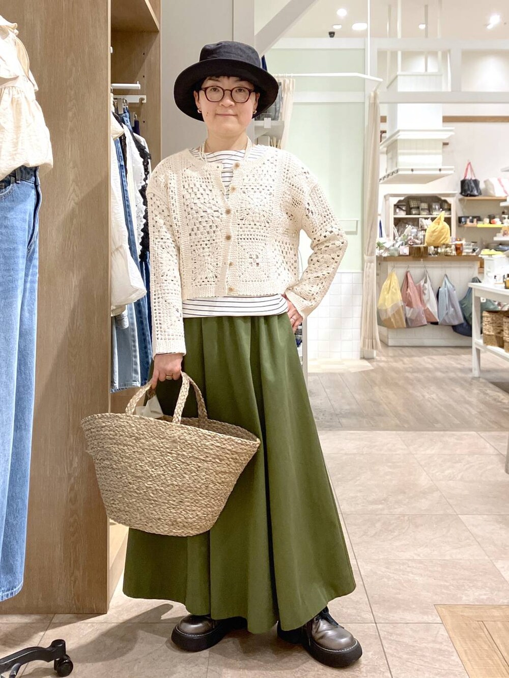 その他のその他シューズ、その他のTシャツ/カットソー、ベージュ系のカーディガン/ボレロを着用したレディースの春コーディネートの2枚目の写真