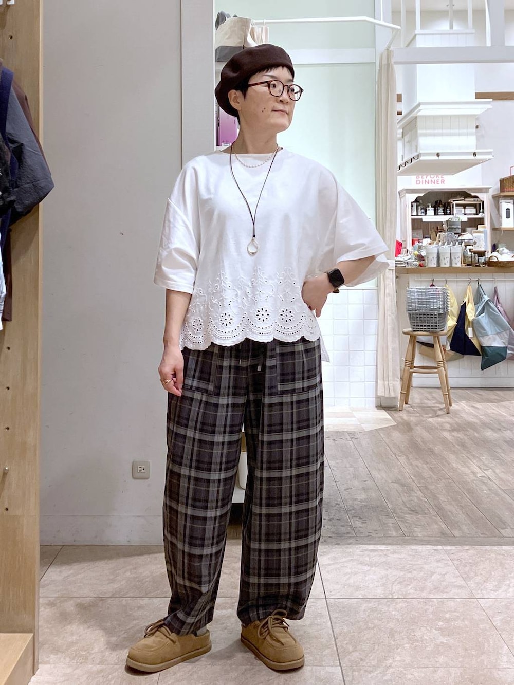ホワイト系のTシャツ/カットソー、イエロー系のモカシン/デッキシューズ、グレー系のその他パンツを着用したレディースの秋コーディネートの2枚目の写真
