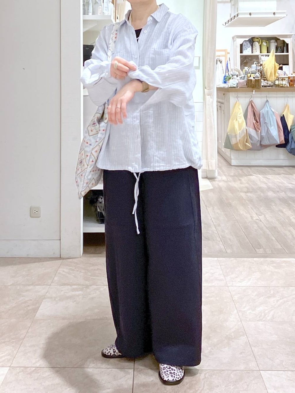 ホワイト系のパンプス、その他のイヤリング、ホワイト系のネックレスを着用したレディースの春コーディネートの7枚目の写真