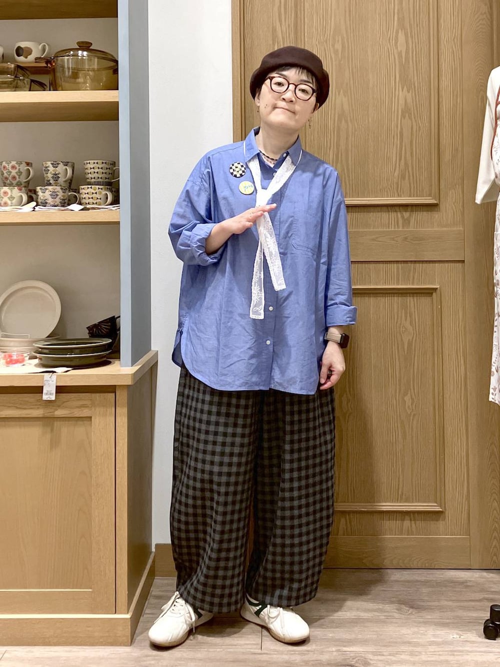 その他のタンクトップ、グレー系のその他パンツ、ブルー系のシャツ/ブラウスを着用したレディースの秋コーディネートの4枚目の写真