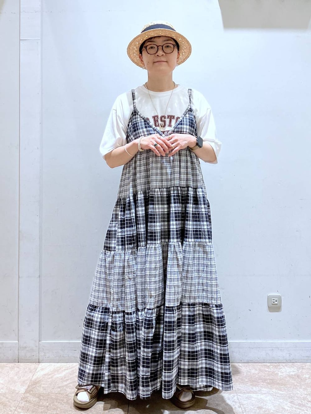 その他のワンピース、ホワイト系のTシャツ/カットソー、その他のサンダルを着用したレディースの夏コーディネートの2枚目の写真