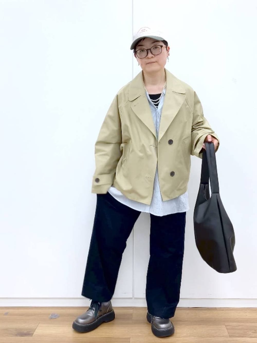 その他のその他シューズ、ブラック系のタンクトップ、ブルー系のその他パンツを着用したレディースの春コーディネートの6枚目の写真