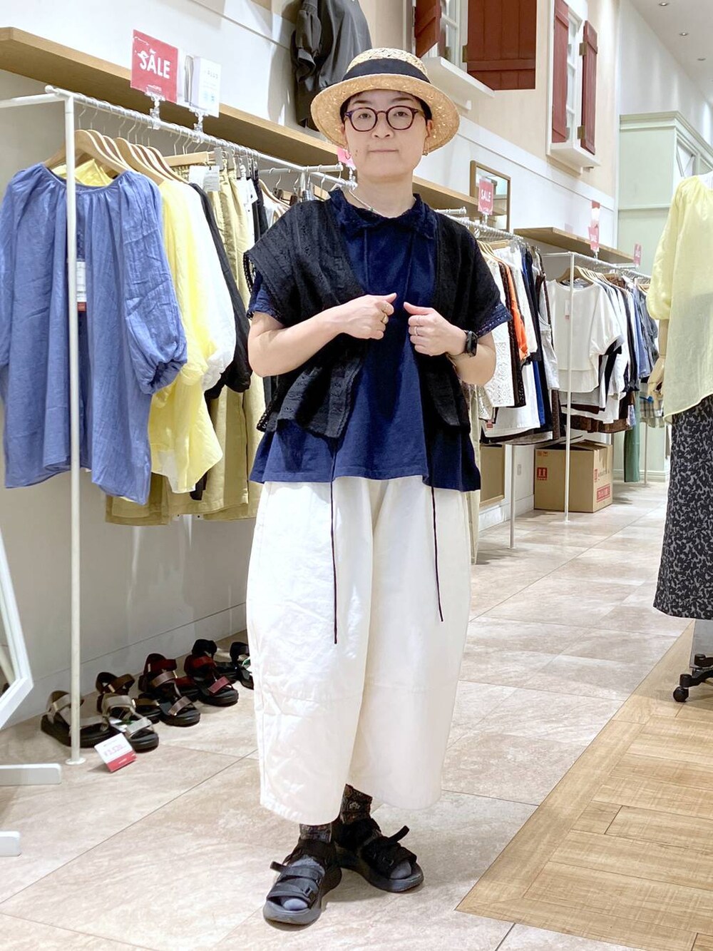 ブルー系のTシャツ/カットソー、ホワイト系のその他パンツ、ブラック系のシャツ/ブラウスを着用したレディースの夏コーディネートの5枚目の写真
