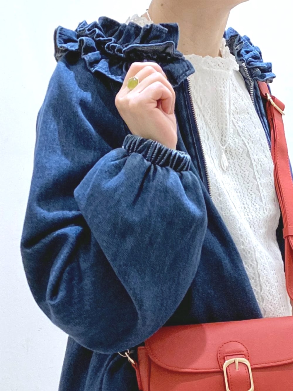 ブルー系のブルゾン、ブルー系のデニムパンツ、ホワイト系のシャツ/ブラウスを着用したレディースの冬コーディネートの2枚目の写真