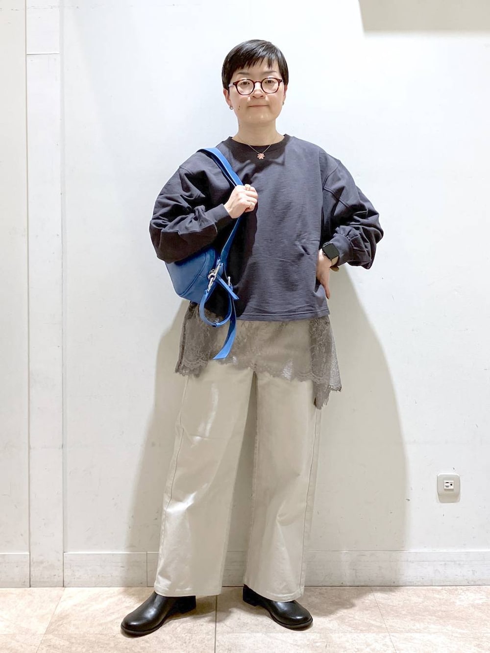 グレー系のその他パンツ、ブルー系のショルダーバッグ、グレー系のTシャツ/カットソーを着用したレディースの春コーディネートの3枚目の写真