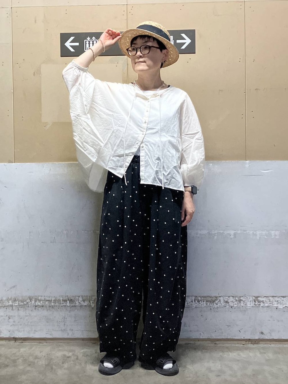 その他のその他パンツ、ホワイト系のタンクトップ、その他のタンクトップを着用したレディースの春コーディネートの7枚目の写真