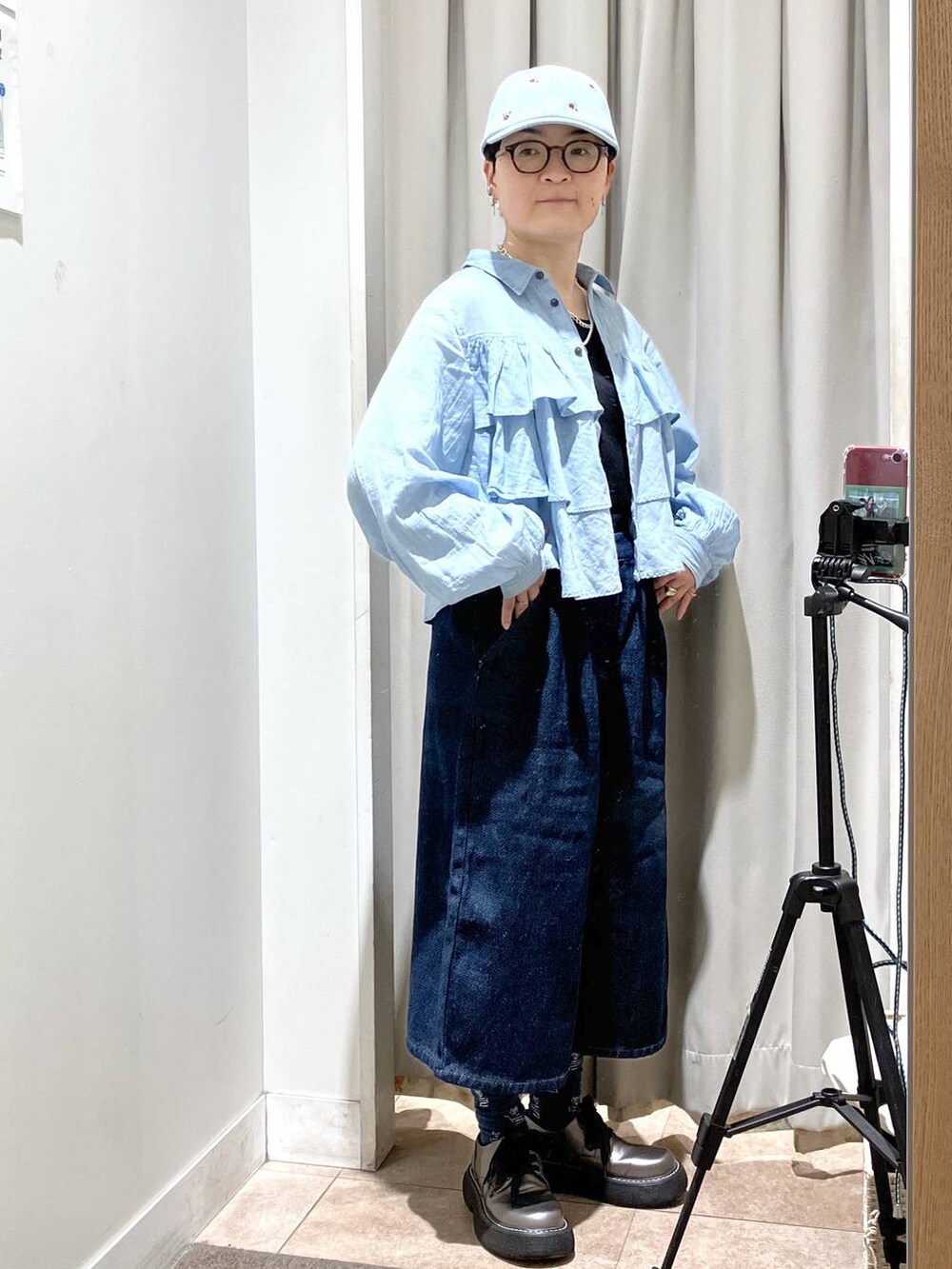 その他のその他シューズ、ブラック系のタンクトップ、ブルー系のその他パンツを着用したレディースの春コーディネートの2枚目の写真