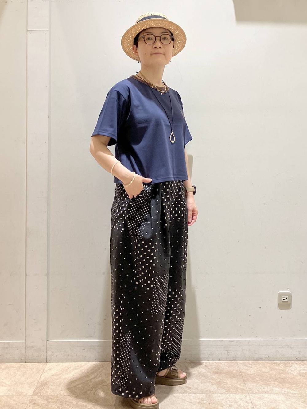 ブルー系のTシャツ/カットソー、その他のサンダル、ブラック系のその他パンツを着用したレディースの夏コーディネートの3枚目の写真