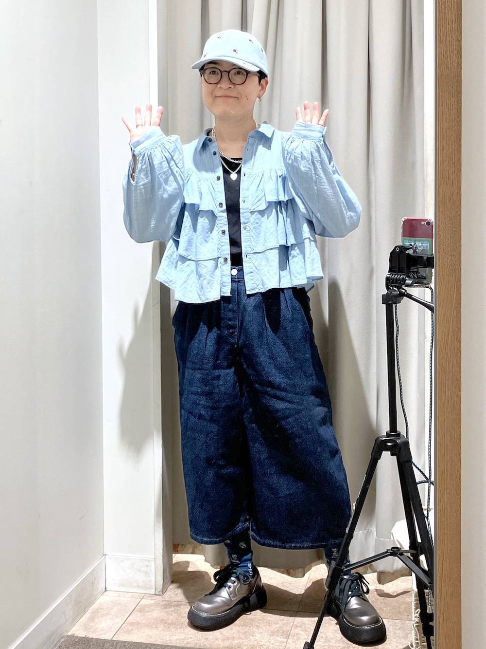 その他のその他シューズ、ブラック系のタンクトップ、ブルー系のその他パンツを着用したレディースの春コーディネートの5枚目の写真