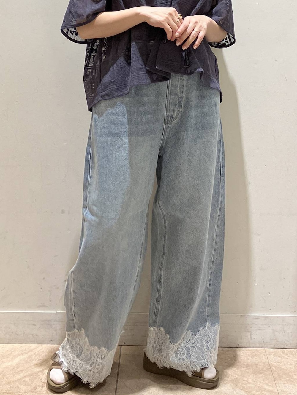ブルー系のデニムパンツ、グレー系のシャツ/ブラウス、その他のサンダルを着用したレディースの夏コーディネートの5枚目の写真