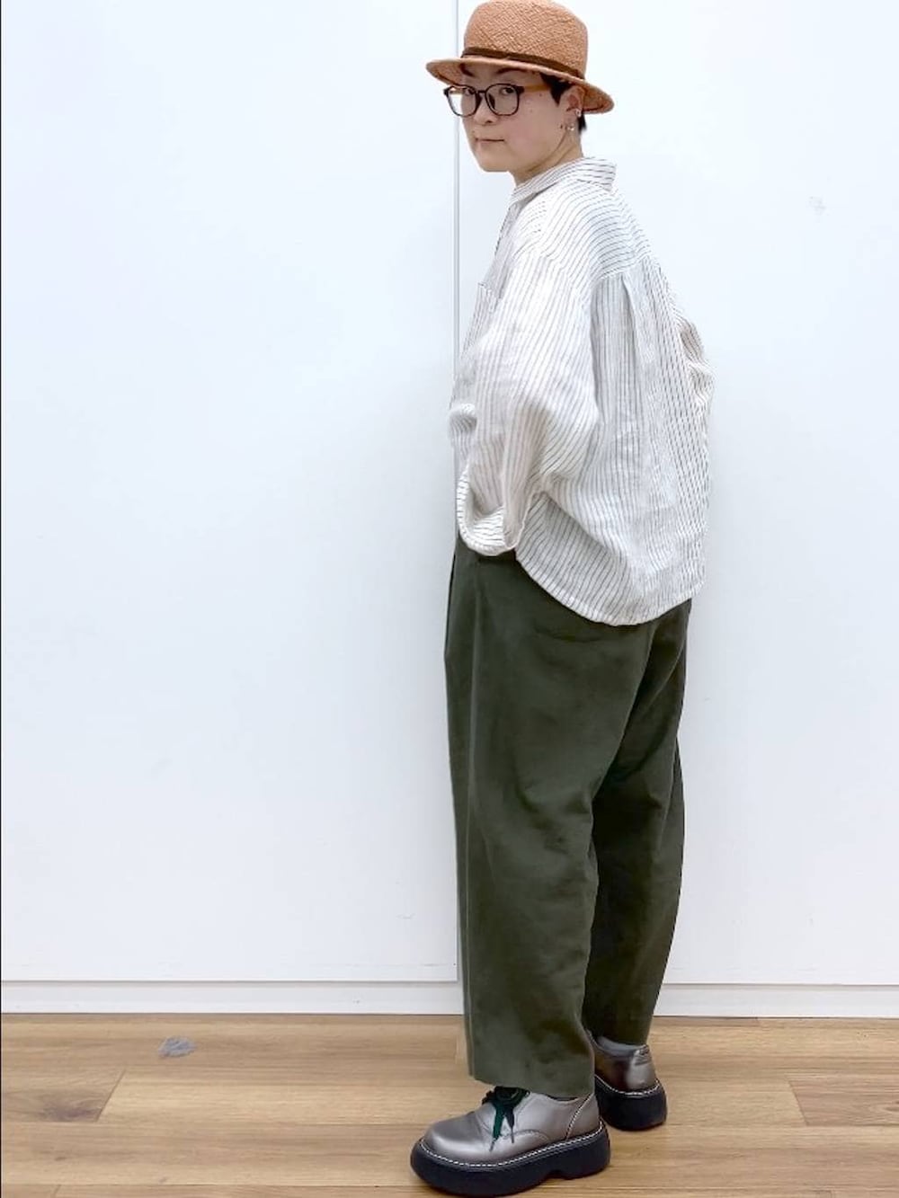 その他のその他シューズ、ブラック系のタンクトップ、グリーン系のその他パンツを着用したレディースの春コーディネートの6枚目の写真