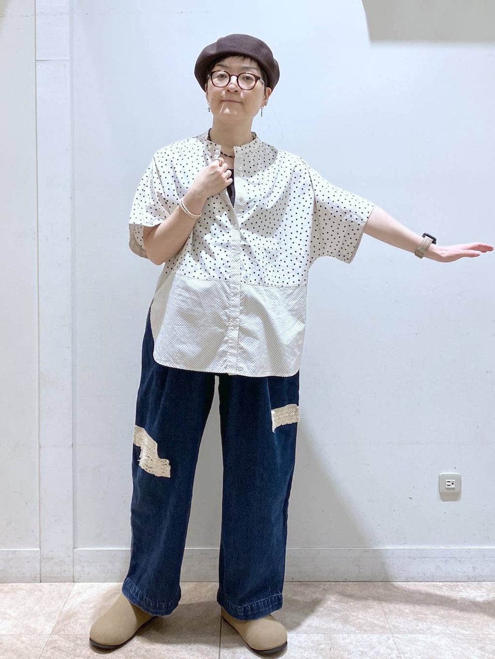 ホワイト系のシャツ/ブラウス、ブルー系のデニムパンツ、ブラウン系のタンクトップを着用したレディースの夏コーディネートの3枚目の写真