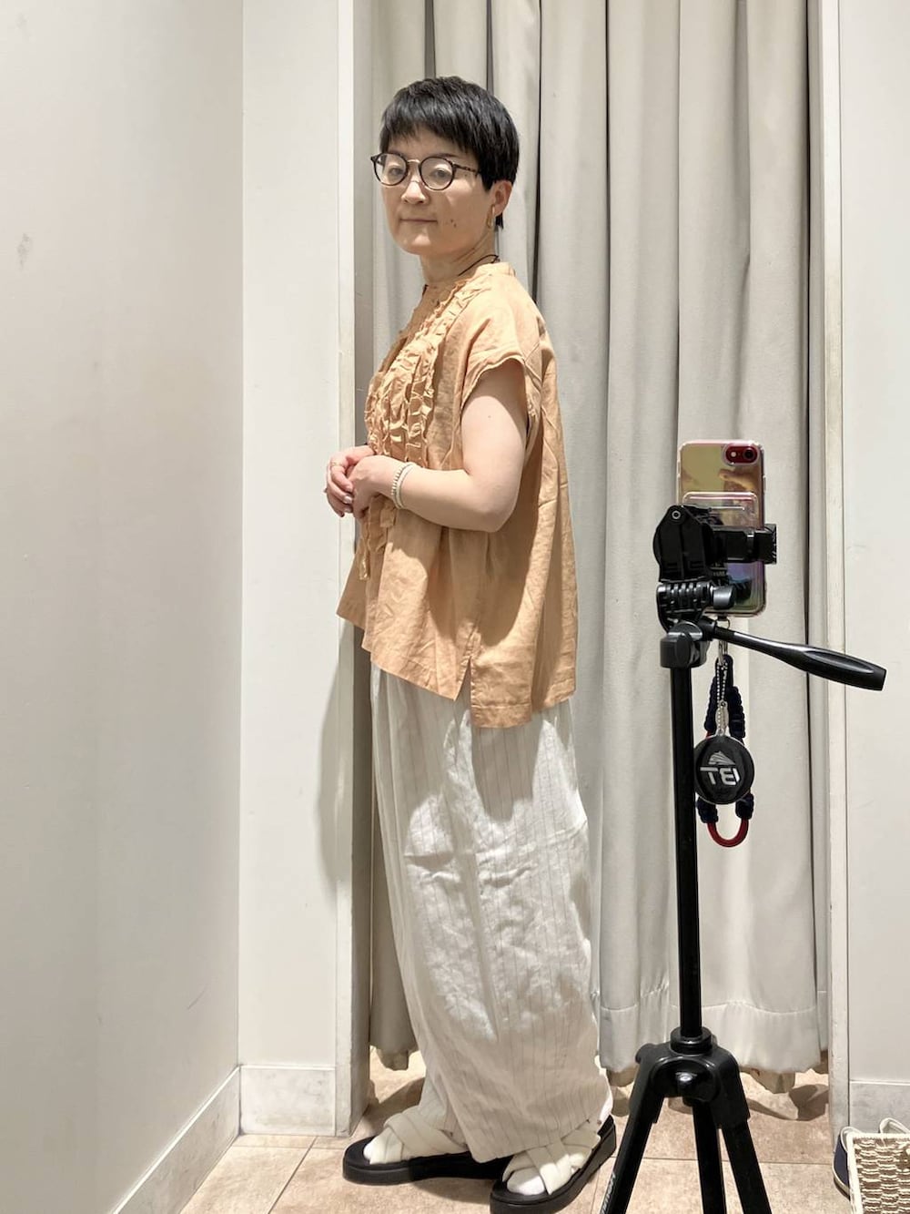ホワイト系のサンダル、その他のその他パンツ、オレンジ系のシャツ/ブラウスを着用したレディースの夏コーディネートの3枚目の写真