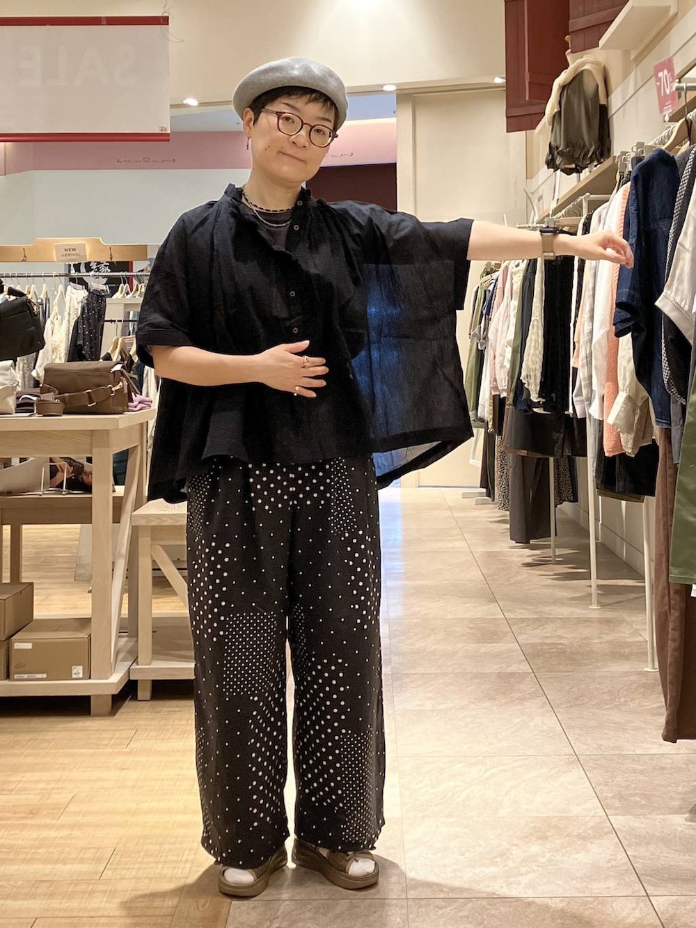 ブラック系のシャツ/ブラウス、ブラック系のその他パンツ、その他のネックレスを着用したレディースの夏コーディネートの2枚目の写真