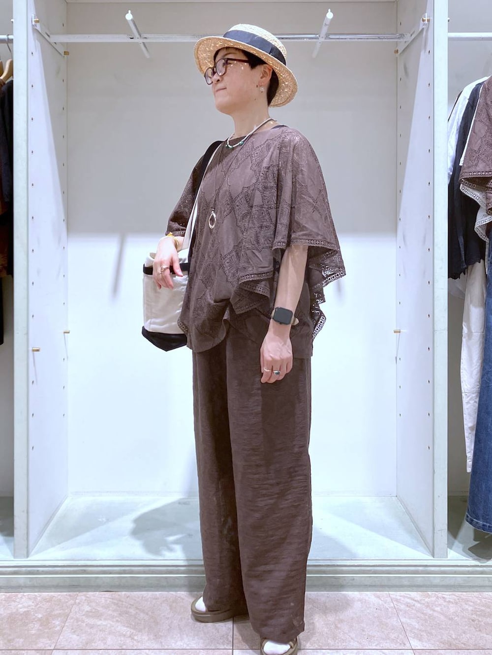 ブラウン系のシャツ/ブラウス、その他のサンダル、ブラック系のトートバッグを着用したレディースの夏コーディネートの4枚目の写真