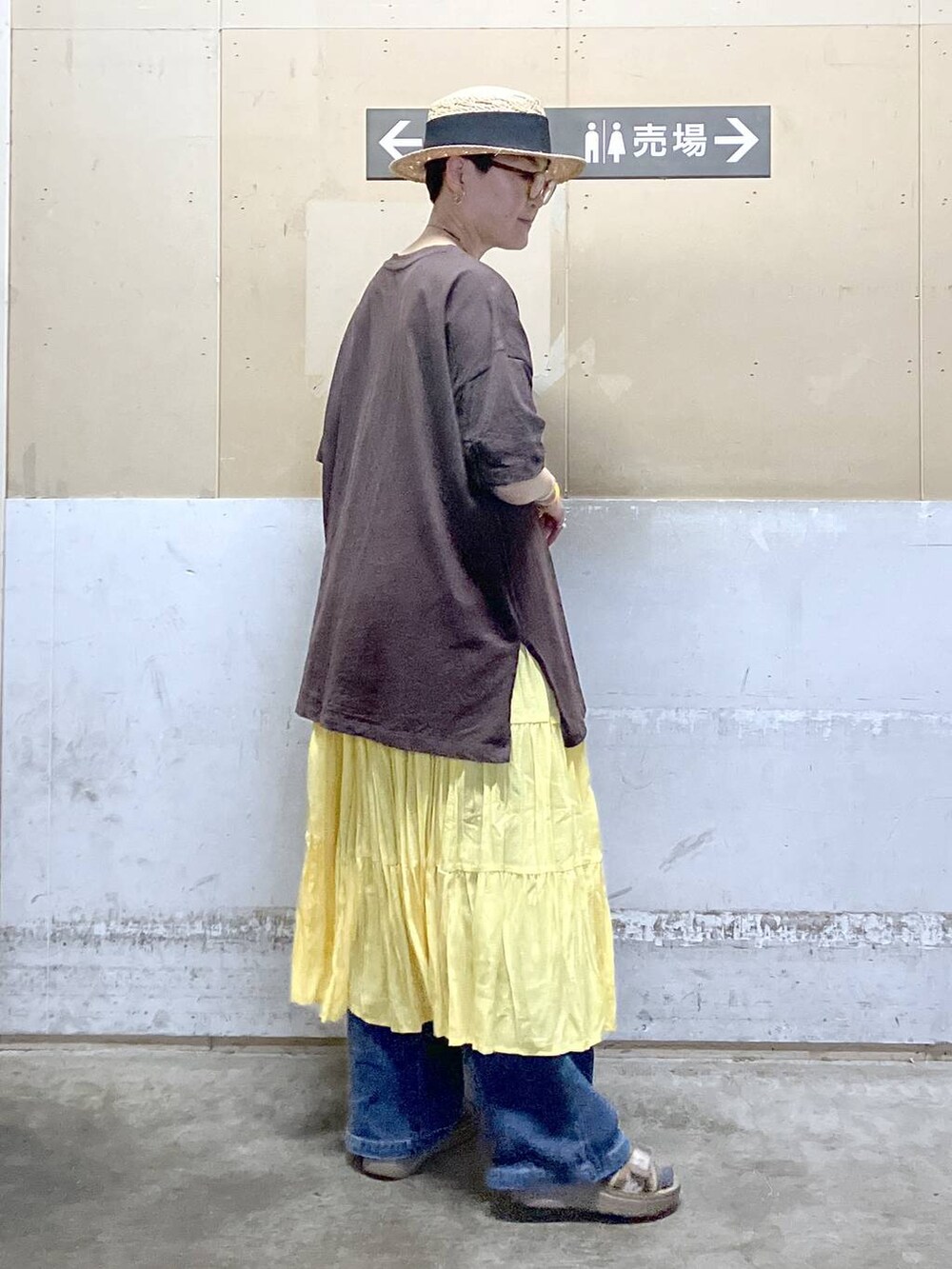 その他のサンダル、ブラウン系のTシャツ/カットソー、ブルー系のデニムパンツを着用したレディースの夏コーディネートの4枚目の写真
