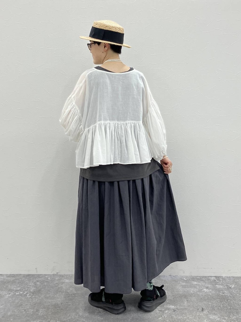 その他のタンクトップ、ホワイト系のネックレス、イエロー系のリングを着用したレディースの春コーディネートの4枚目の写真