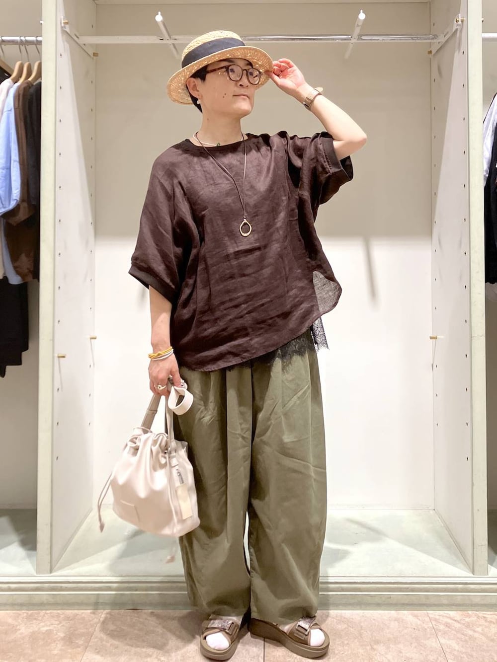 その他のサンダル、グリーン系のその他パンツ、ブラウン系のシャツ/ブラウスを着用したレディースの夏コーディネートの5枚目の写真