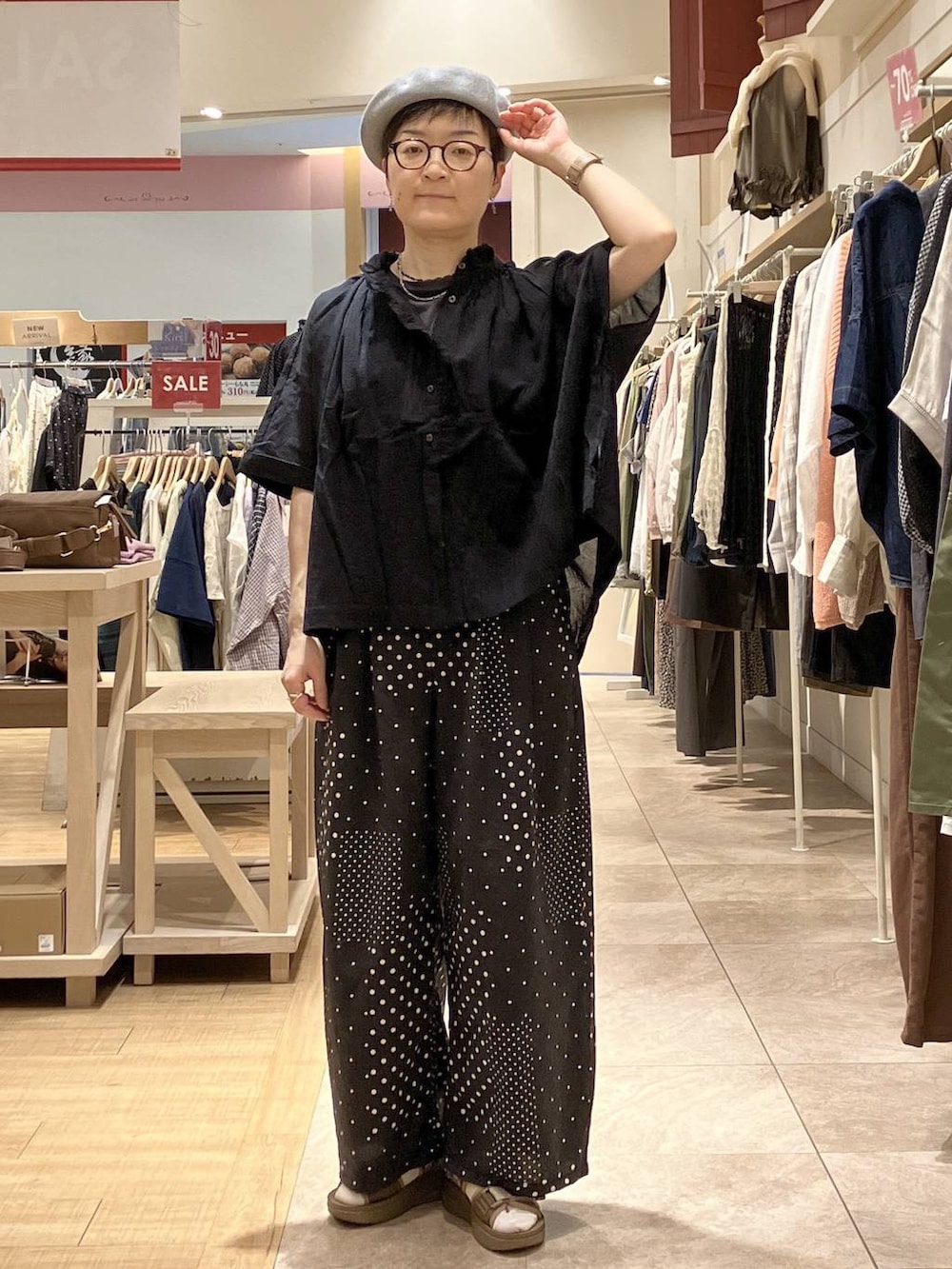 ブラック系のシャツ/ブラウス、ブラック系のその他パンツ、その他のネックレスを着用したレディースの夏コーディネートの3枚目の写真