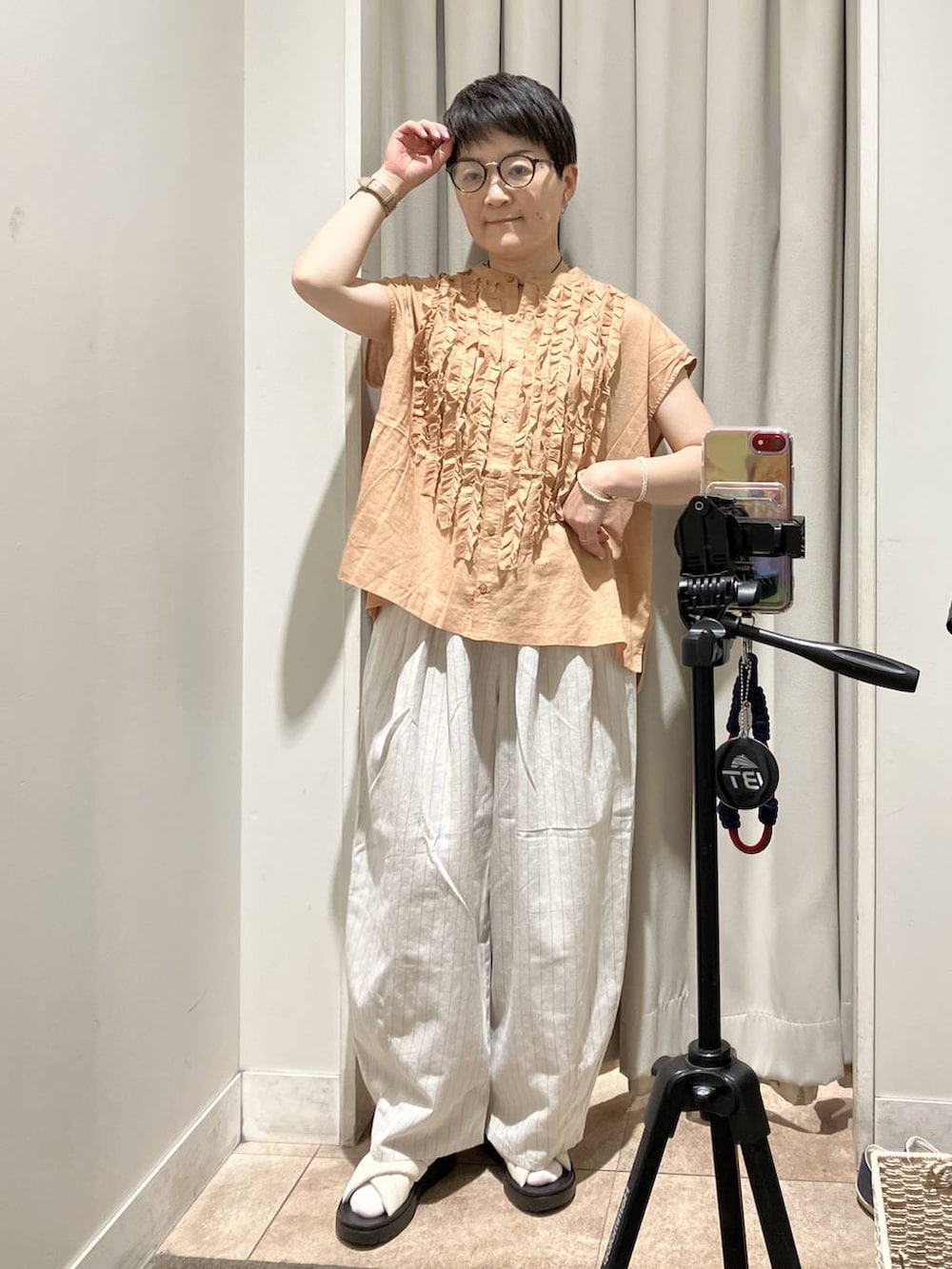ホワイト系のサンダル、その他のその他パンツ、オレンジ系のシャツ/ブラウスを着用したレディースの夏コーディネートの2枚目の写真