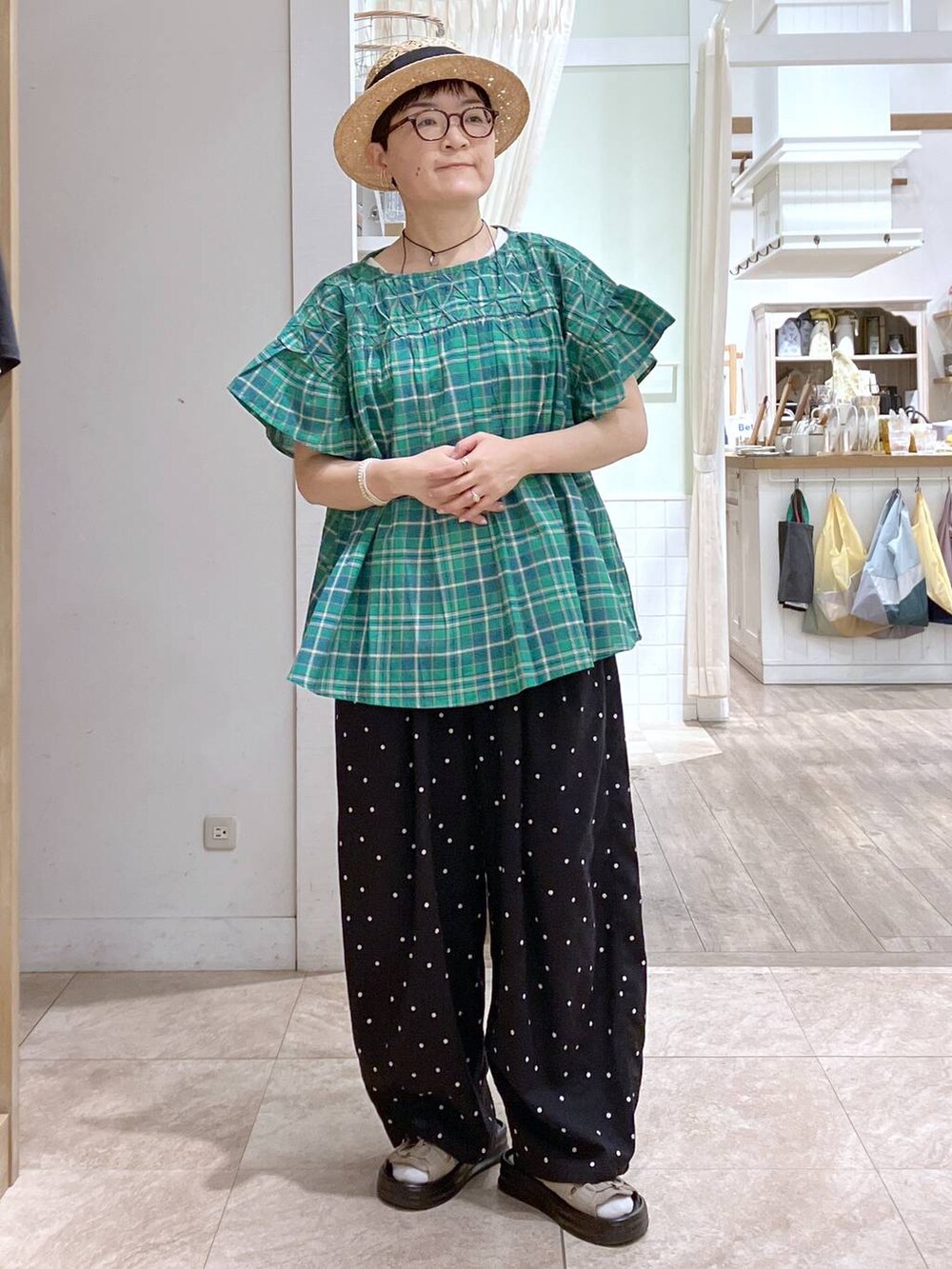 ベージュ系のサンダル、その他のその他パンツ、グリーン系のシャツ/ブラウスを着用したレディースの夏コーディネートの2枚目の写真