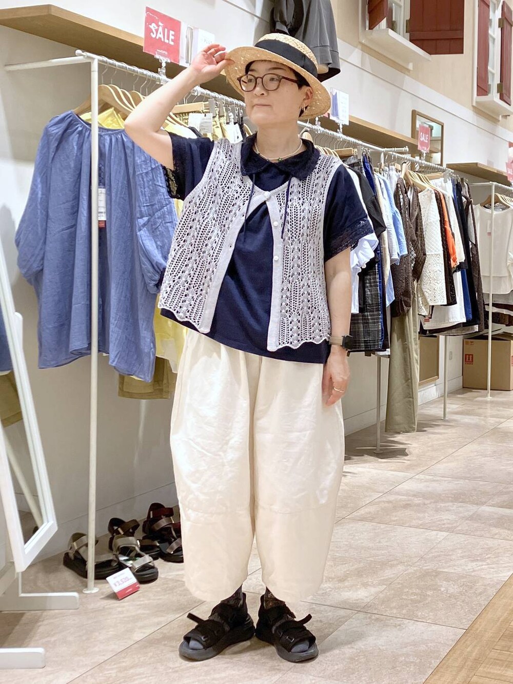 ブルー系のTシャツ/カットソー、グレー系のベスト、ホワイト系のその他パンツを着用したレディースの夏コーディネートの5枚目の写真