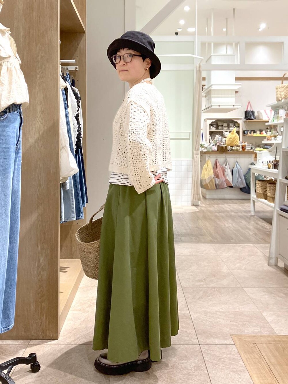 その他のその他シューズ、その他のTシャツ/カットソー、ベージュ系のカーディガン/ボレロを着用したレディースの春コーディネートの4枚目の写真