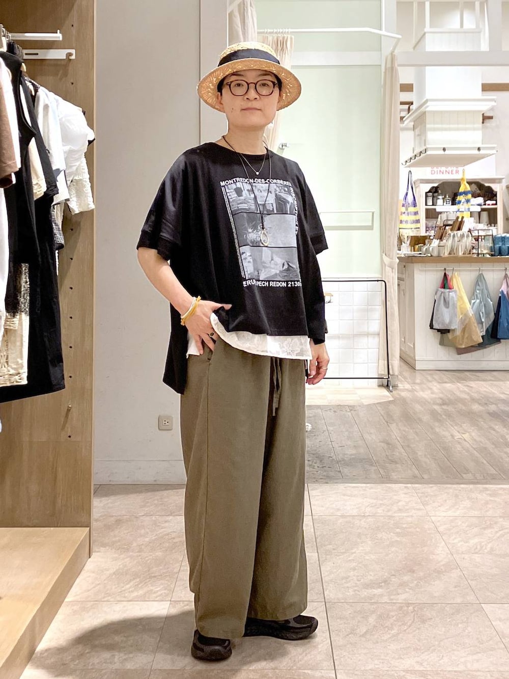 グリーン系のその他パンツ、ブラック系のTシャツ/カットソー、その他のネックレスを着用したレディースの夏コーディネートの3枚目の写真