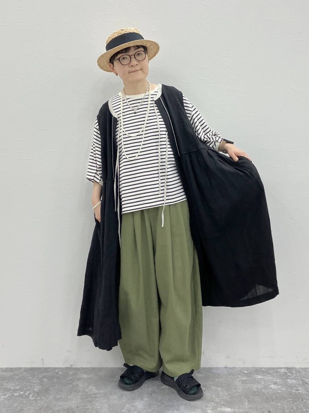 その他のTシャツ/カットソー、シルバー系のネックレス、その他のイヤーカフを着用したレディースの春コーディネートの5枚目の写真