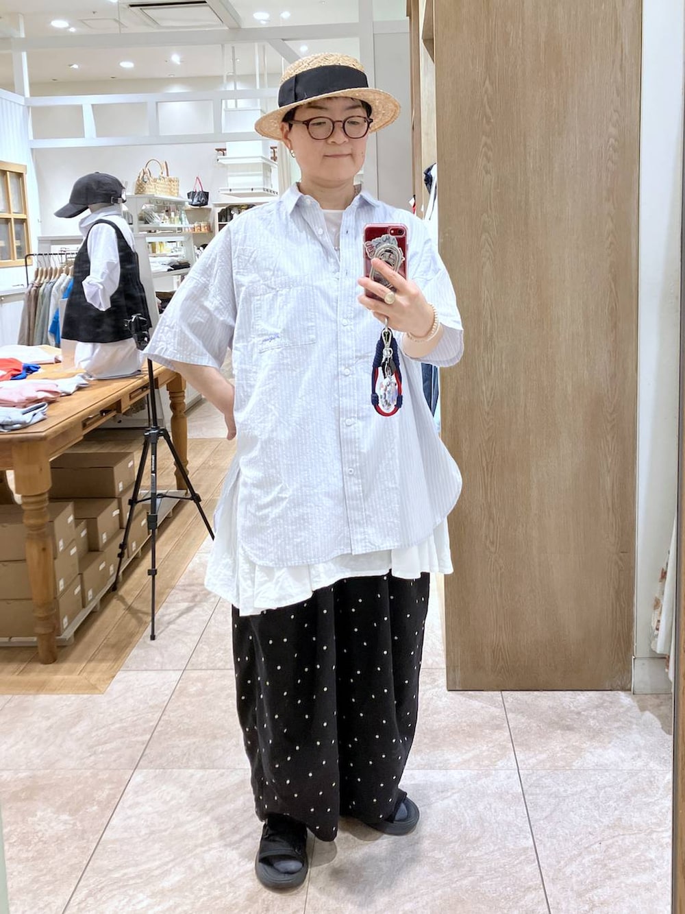 その他のその他パンツ、その他のシャツ/ブラウス、ホワイト系のシャツ/ブラウスを着用したレディースの春コーディネートの2枚目の写真
