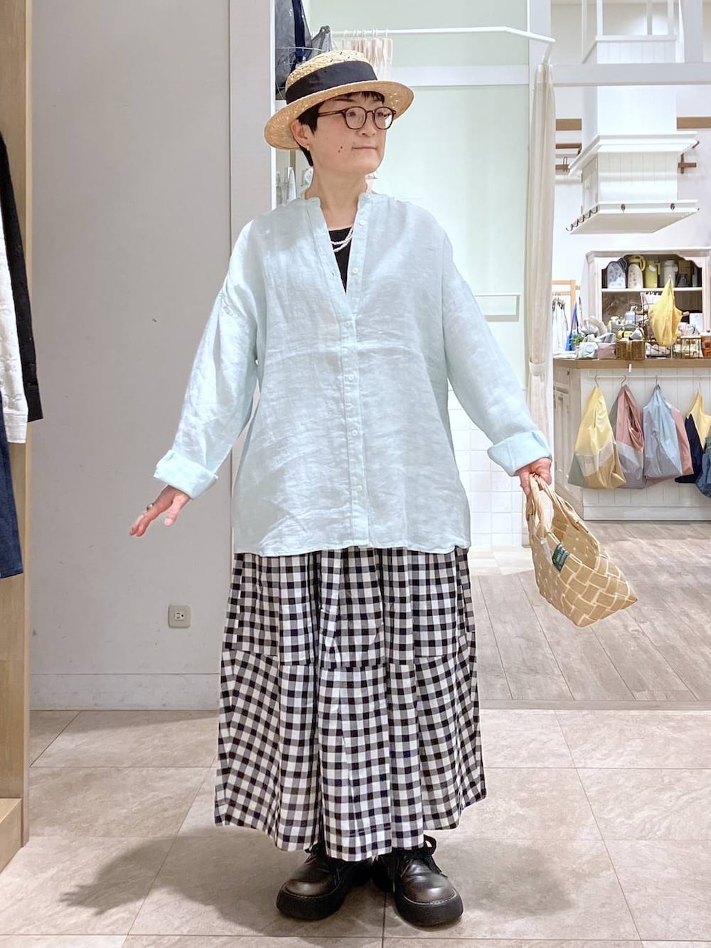 その他のその他シューズ、ブラック系のタンクトップ、その他のスカートを着用したレディースの春コーディネートの5枚目の写真