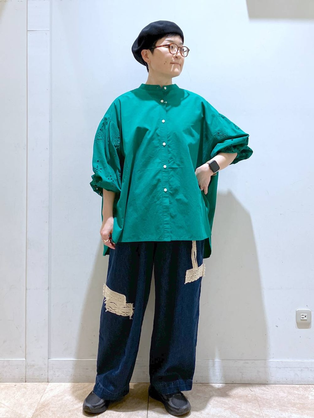 ブルー系のデニムパンツ、グリーン系のシャツ/ブラウス、グレー系のハンチング/ベレー帽を着用したレディースの夏コーディネートの2枚目の写真