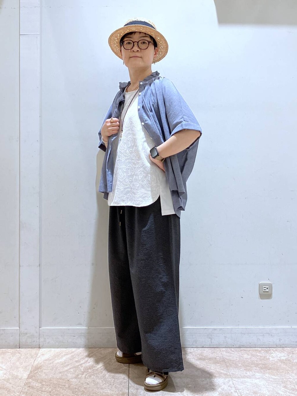 ブルー系のシャツ/ブラウス、その他のサンダル、その他のその他パンツを着用したレディースの夏コーディネートの5枚目の写真