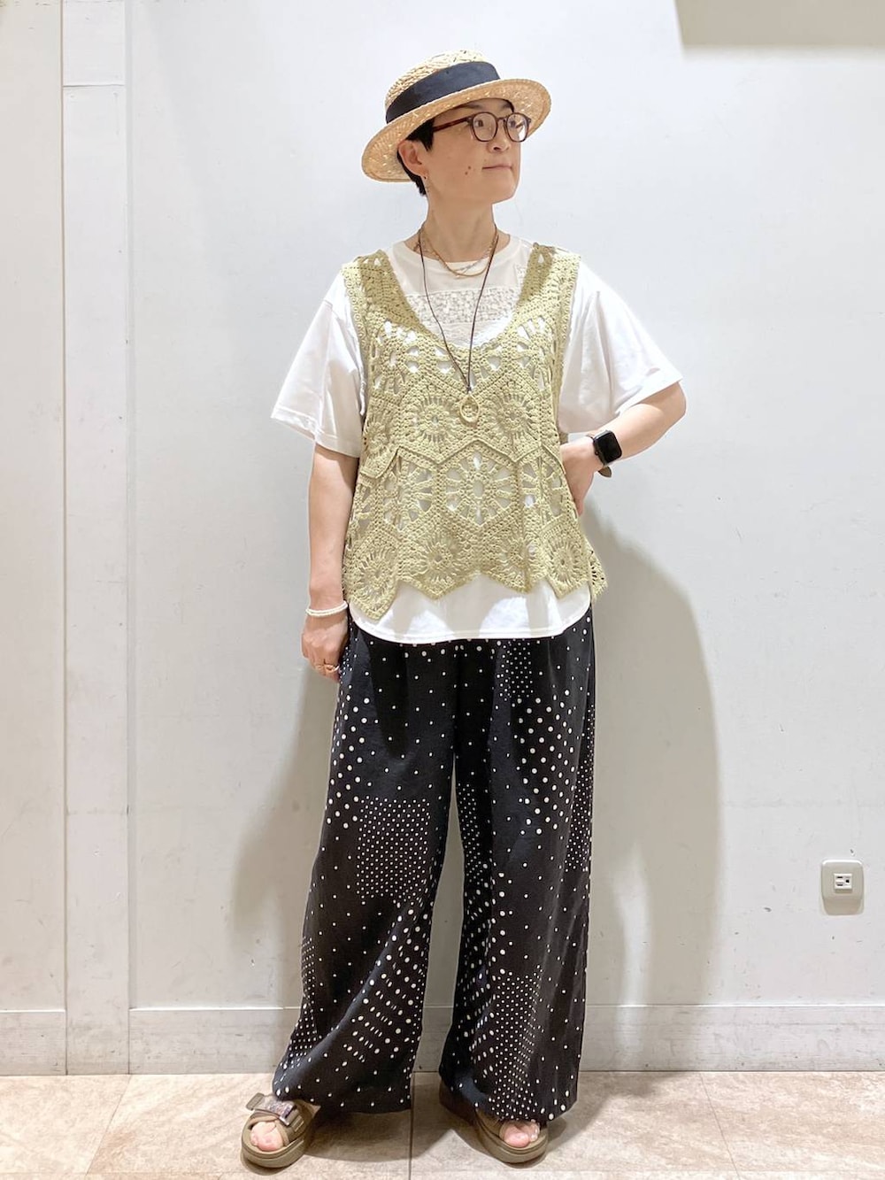 その他のサンダル、ブラック系のその他パンツ、ホワイト系のTシャツ/カットソーを着用したレディースの夏コーディネートの7枚目の写真