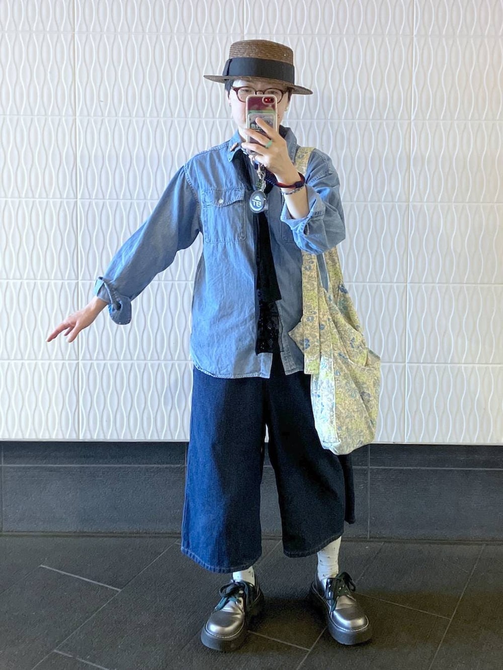 その他のその他シューズ、グリーン系のトートバッグ、ブルー系のシャツ/ブラウスを着用したレディースの春コーディネートの3枚目の写真