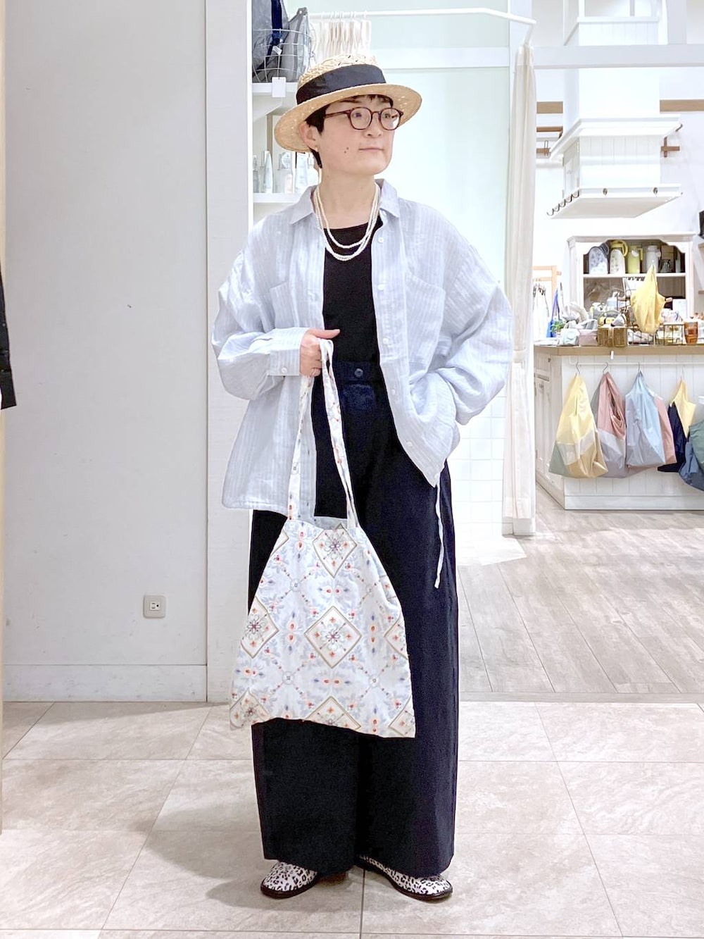 ホワイト系のパンプス、その他のイヤリング、ホワイト系のネックレスを着用したレディースの春コーディネートの5枚目の写真