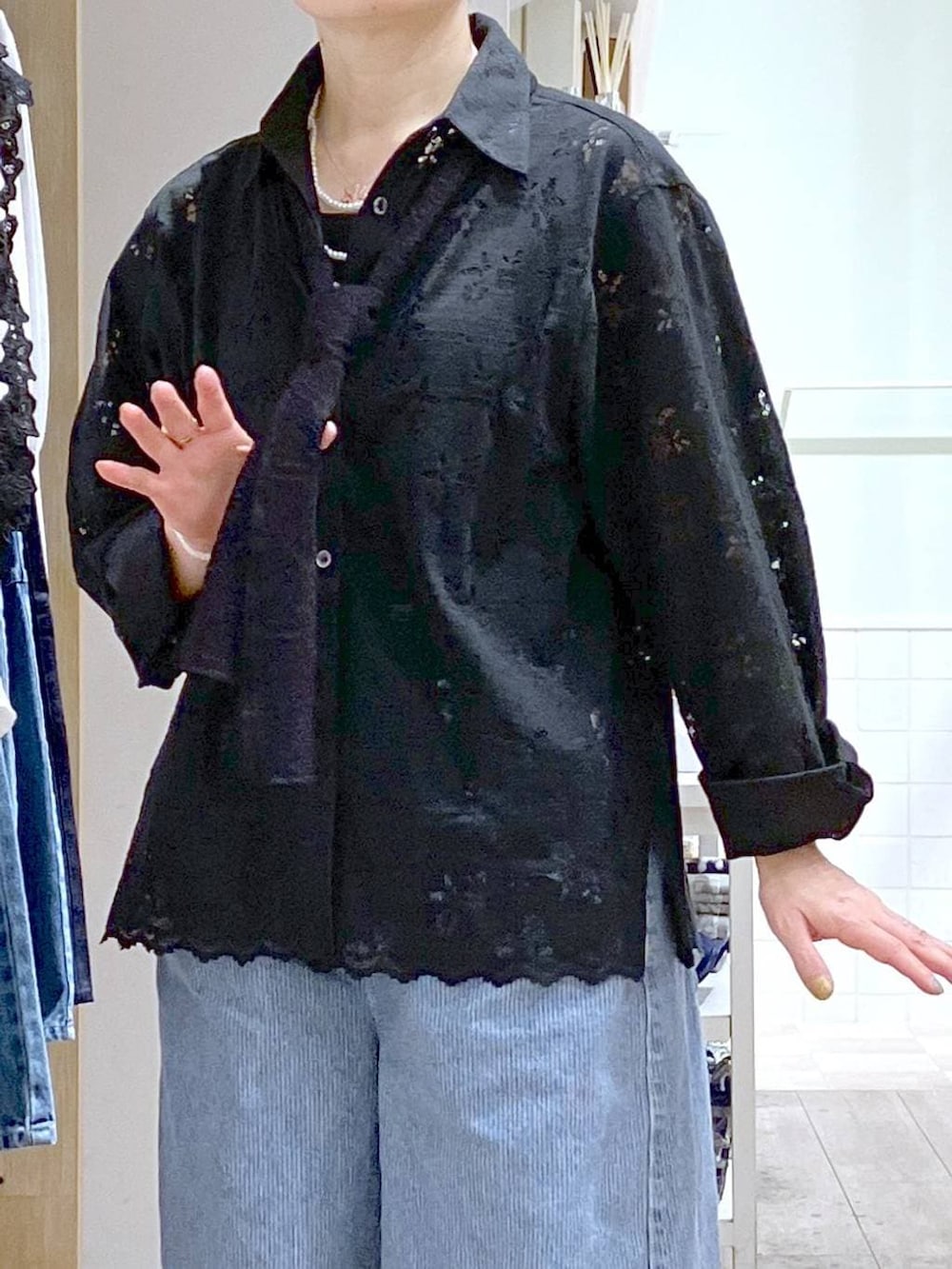 その他のその他シューズ、ブルー系のデニムパンツ、ブラック系のシャツ/ブラウスを着用したレディースの春コーディネートの3枚目の写真