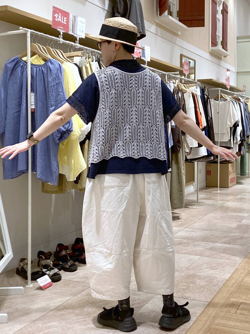 ブルー系のTシャツ/カットソー、グレー系のベスト、ホワイト系のその他パンツを着用したレディースの夏コーディネートの4枚目の写真