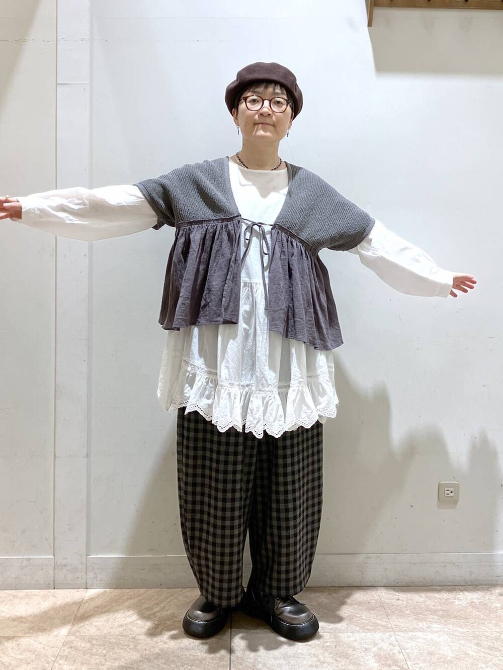 その他のベスト、ホワイト系のチュニック、その他のその他シューズを着用したレディースの秋コーディネートの5枚目の写真
