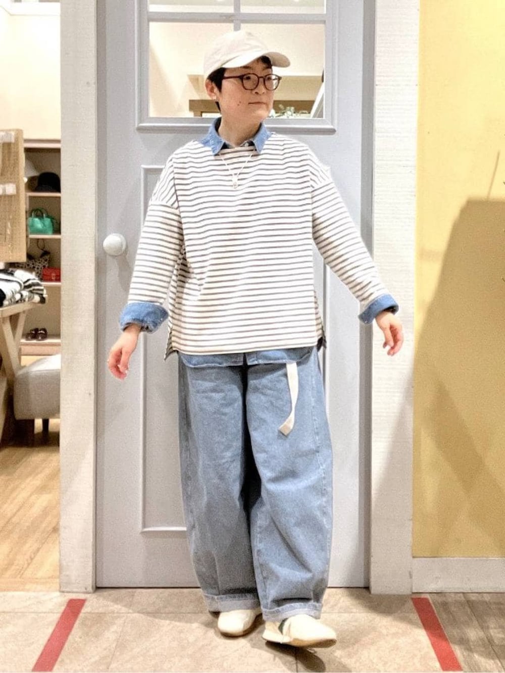 ブルー系のデニムパンツ、ブルー系のシャツ/ブラウス、グレー系のデニムパンツを着用したレディースの春コーディネートの2枚目の写真