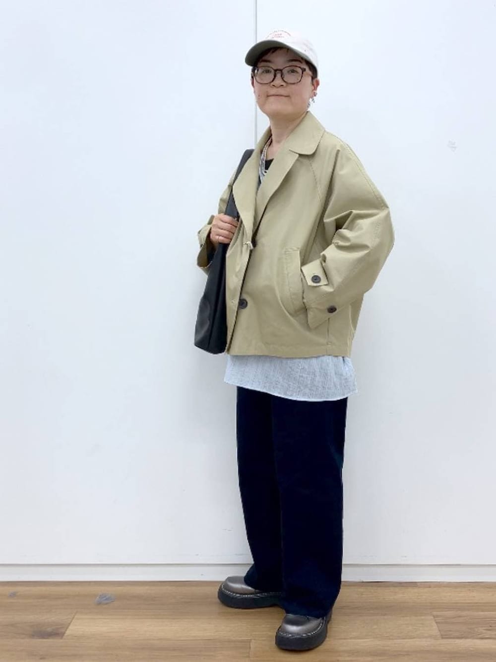 ブラック系のタンクトップ、ブルー系のシャツ/ブラウス、ブルー系のその他パンツを着用したレディースの春コーディネートの6枚目の写真