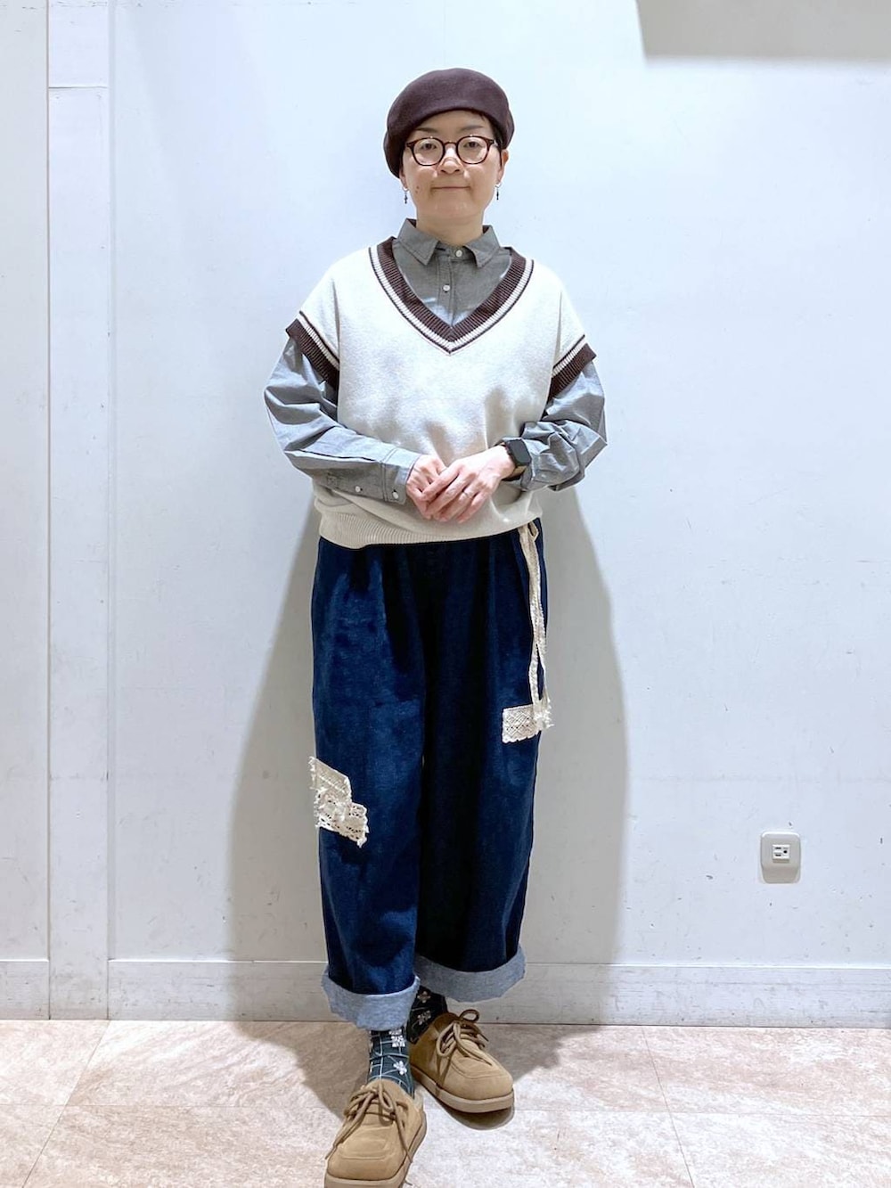 ベージュ系のニット/セーター、ブルー系のデニムパンツ、イエロー系のモカシン/デッキシューズを着用したレディースの秋コーディネートの2枚目の写真